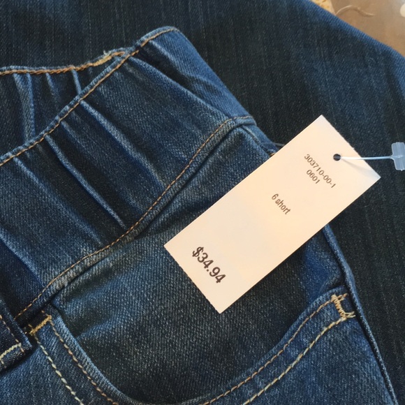 Old Navy Maternity Boot Cut Jeans Sz 6 Short🎉 HOST PICK - Picture 2 of 5